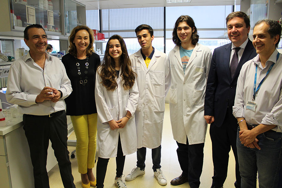 Los tres alumnos de 1º de Bachillerato con mejores expedientes académicos viven su primera estancia científica en el CIBIR